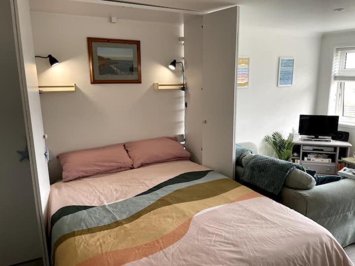 Self-Catering Studio In Beautiful Charmouth Exterior photo